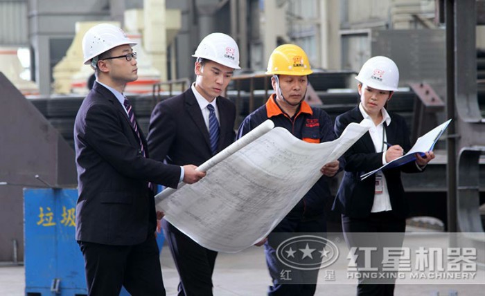 紅星技術(shù)人員為客戶配置生產(chǎn)線