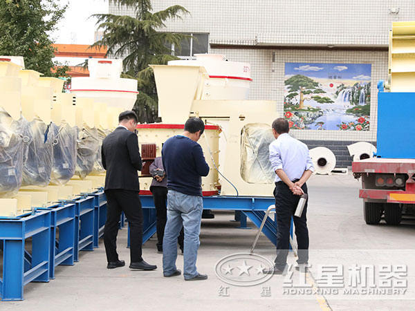 紅星銷售人員為客戶講解復合式破碎機