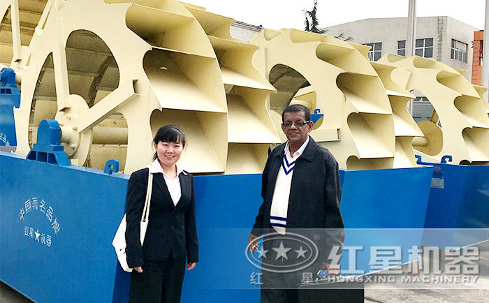 客戶到廠參觀洗砂機(jī)