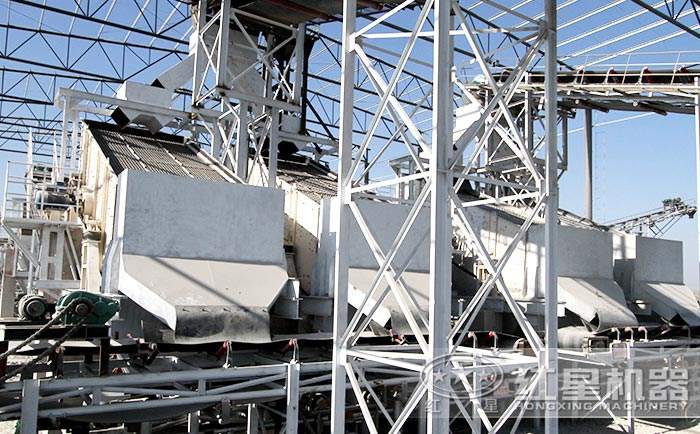 紅星固定式圓振動篩現(xiàn)場