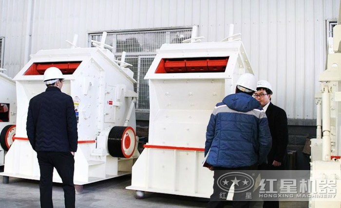 客戶到廠參觀反擊式破碎機(jī)