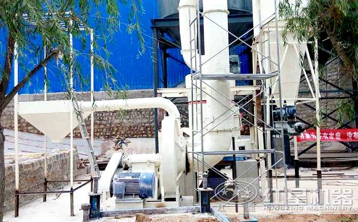 硅石雷蒙磨粉機現(xiàn)場