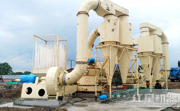 伊利石磨粉機工作現(xiàn)場