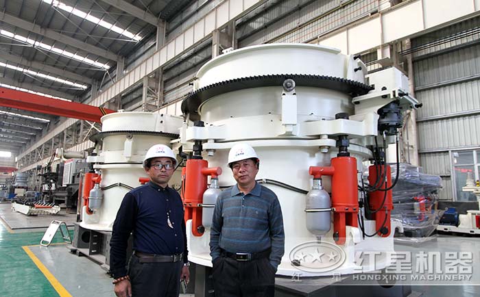 紅星銷售人員帶客戶參觀設(shè)備圖