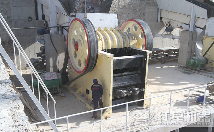 河卵石顎式粉碎機(jī)保養(yǎng)現(xiàn)場(chǎng)