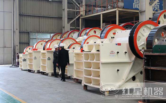 客戶到廠參觀石頭顎式破碎機(jī)