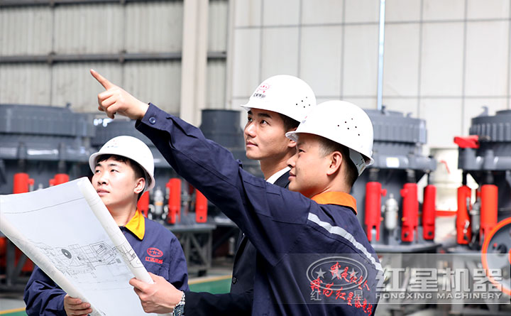 技術(shù)人員現(xiàn)場指導(dǎo)設(shè)備生產(chǎn)制造