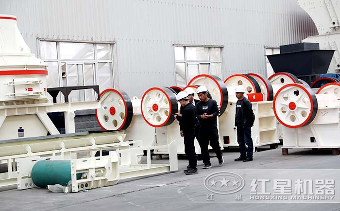 客戶到廠參觀混凝土碎石機(jī)