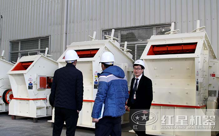 紅星銷(xiāo)售人員帶客戶(hù)參觀(guān)1520反擊破