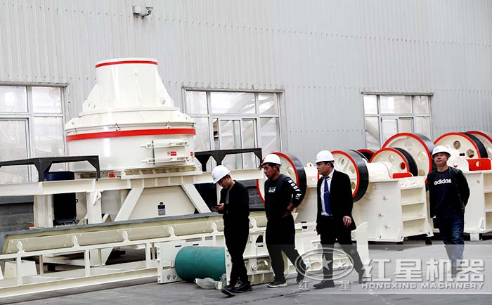 紅星銷售人員帶客戶參觀設(shè)備圖