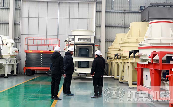 客戶到廠參觀河卵石制砂機(jī)