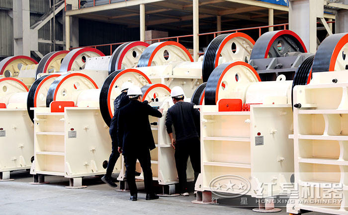 客戶到廠參觀顎式破碎機(jī)