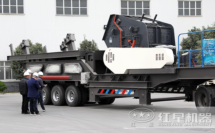 客戶到紅星廠家參觀移動建筑垃圾粉碎機