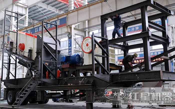 紅星車載移動建筑垃圾粉碎機定制現(xiàn)場