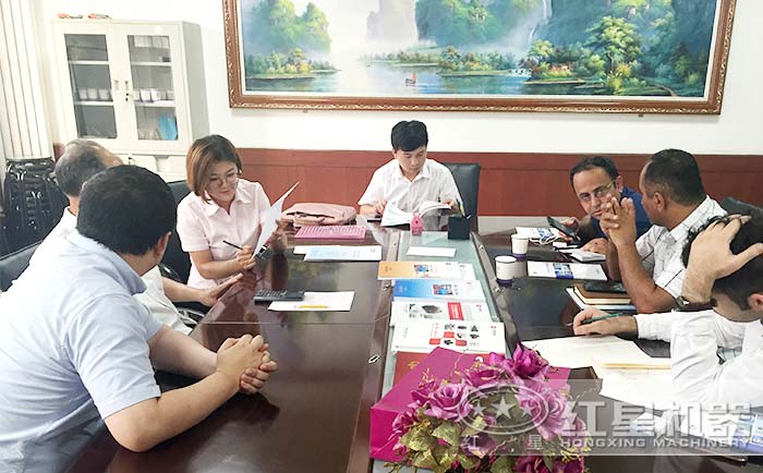 客戶與紅星技術(shù)人員探討生產(chǎn)線設(shè)計(jì)