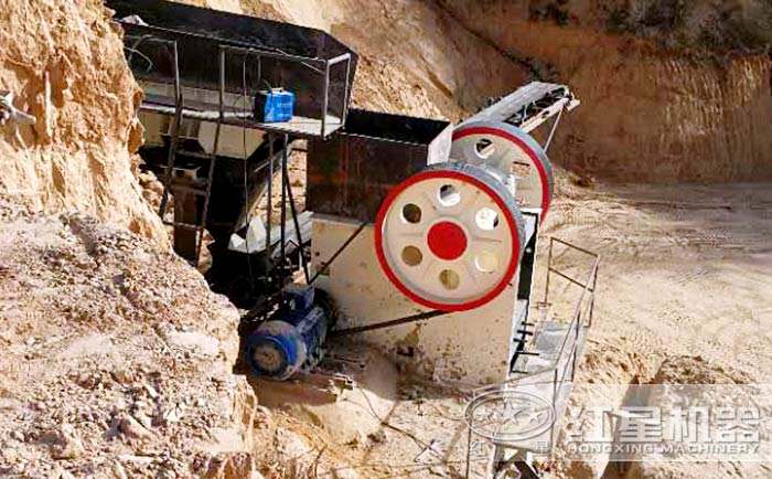顎式破碎機(jī)工作現(xiàn)場(chǎng)