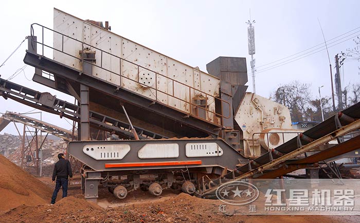 移動(dòng)式建筑垃圾粉碎機(jī)工作現(xiàn)場