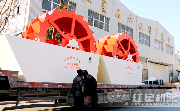 客戶對發(fā)往廣東的雙輪洗砂機(jī)進(jìn)行參觀