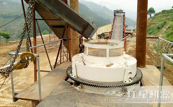 閃長(zhǎng)石制砂機(jī)現(xiàn)場(chǎng)