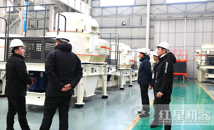 用戶參觀紅星制砂機(jī)設(shè)備廠區(qū)