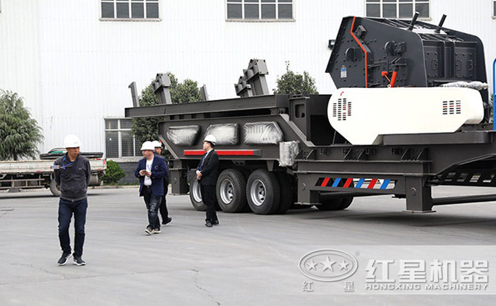 客戶到廠實地考察便攜式流動磕石機