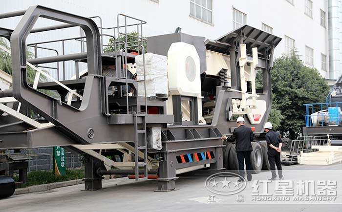 客戶到廠實地考察流動碎石機