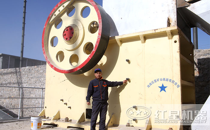 大型顎式破碎機設(shè)備展示