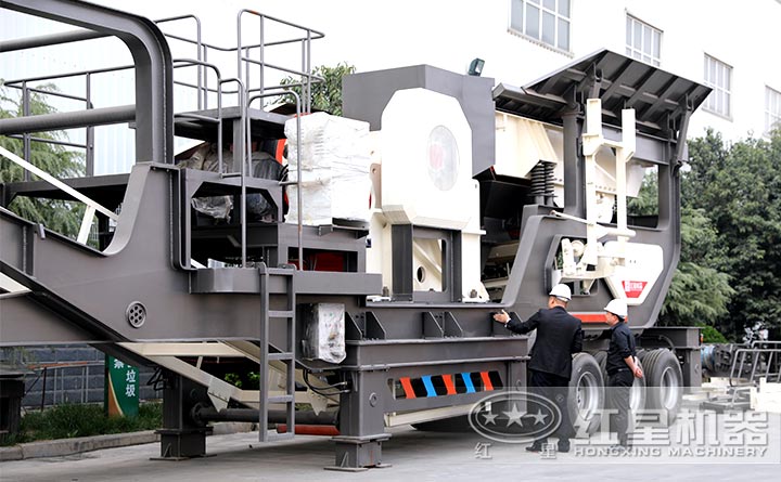 用戶考察大型碎石粉碎機廠區(qū)