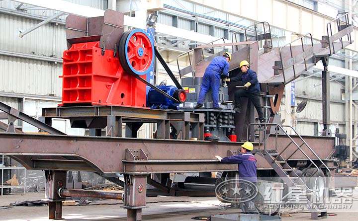 配置顎破+圓錐破的一體式流動(dòng)粉碎機(jī)生產(chǎn)現(xiàn)場(chǎng)