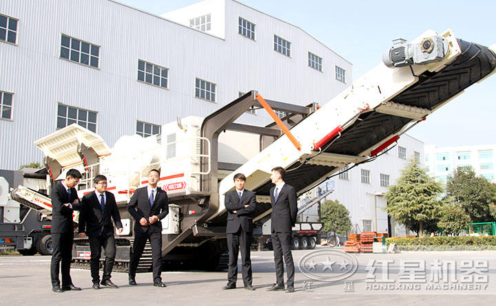 客戶到廠實(shí)地考察流動(dòng)式粉碎機(jī)