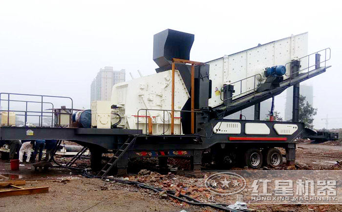 大型流動(dòng)碎石機(jī)破碎現(xiàn)場(chǎng)