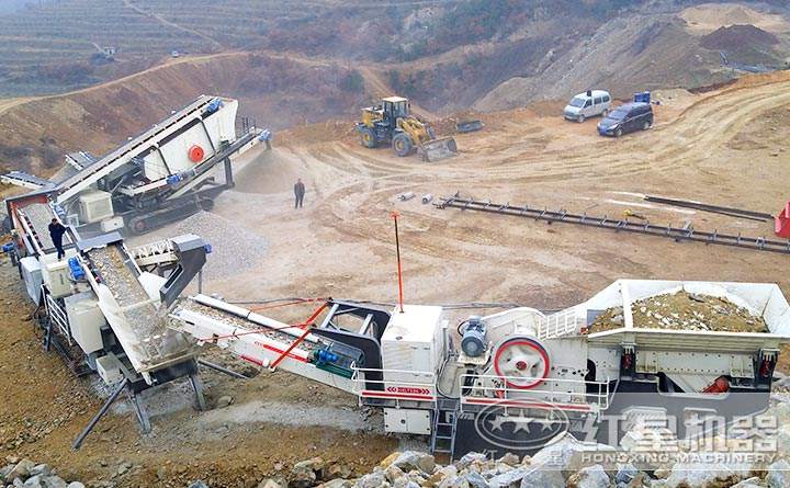 履帶移動(dòng)破碎機(jī)工作現(xiàn)場(chǎng)