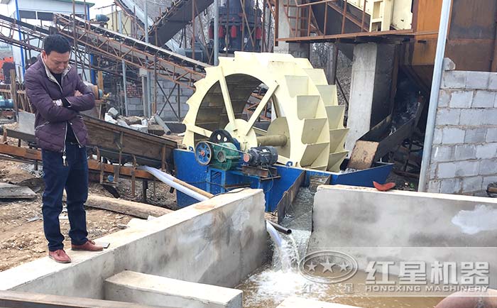 水洗沙生產(chǎn)現(xiàn)場(chǎng)設(shè)置沉淀池，洗砂水可循環(huán)使用