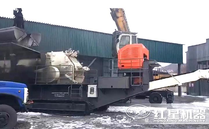 履帶式流動鄂式破碎機破碎煤炭現(xiàn)場