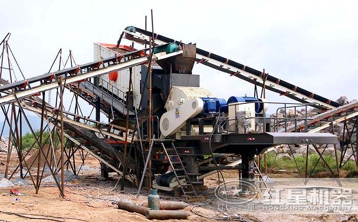 輪胎式移動錘式破碎機工作現(xiàn)場