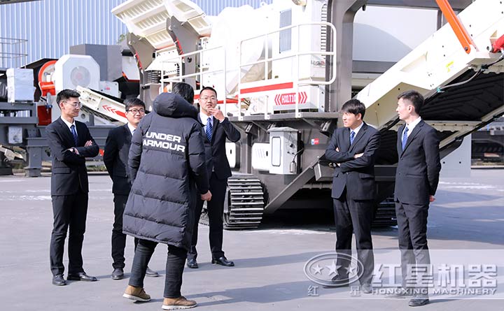 客戶考察移動式破碎設(shè)備廠區(qū)