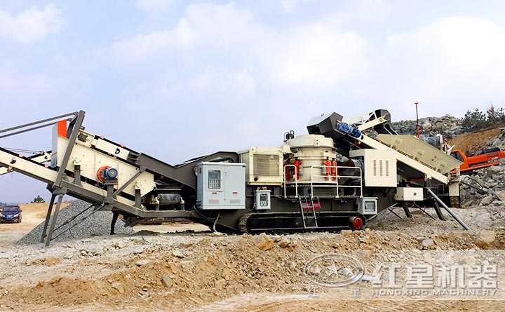 移動(dòng)式碎石機(jī)械設(shè)備工作現(xiàn)場(chǎng)