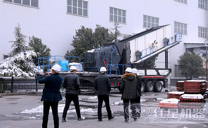 輪胎式移動(dòng)反擊式破碎機(jī)