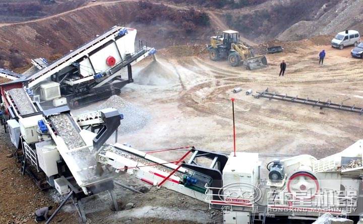 移動(dòng)破碎機(jī)破碎現(xiàn)場(chǎng)全景