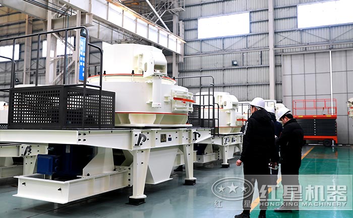 紅星技術(shù)人員接待來訪客戶，為其講解設(shè)備