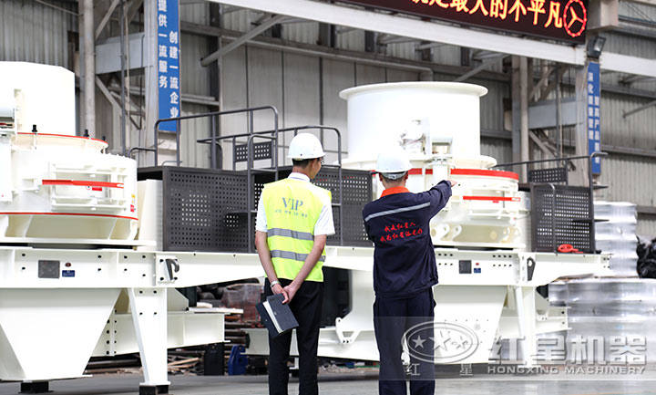 客戶到車間參觀設備