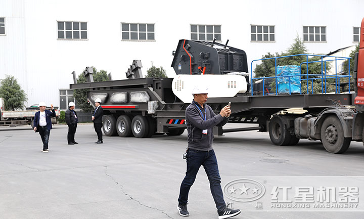 移動(dòng)碎石機(jī)發(fā)貨現(xiàn)場(chǎng)