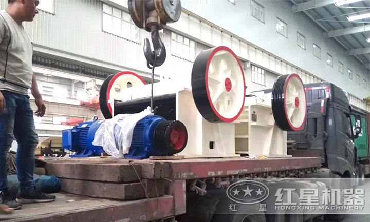 裝車準(zhǔn)備發(fā)往浙江的玻璃粉碎機(jī)