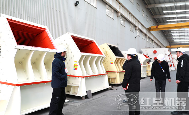 客戶參觀石灰石錘式破碎機(jī)廠區(qū)，可到廠技術(shù)咨詢