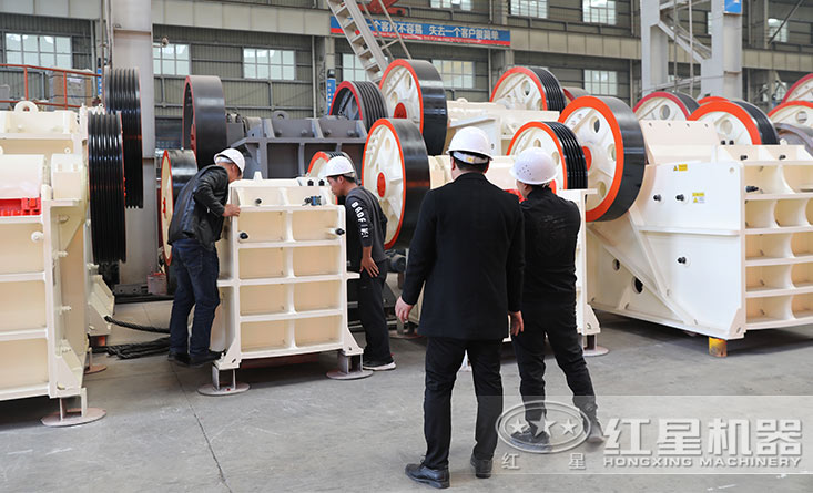 煤炭鄂式破碎機設(shè)備廠區(qū)，客戶正參觀