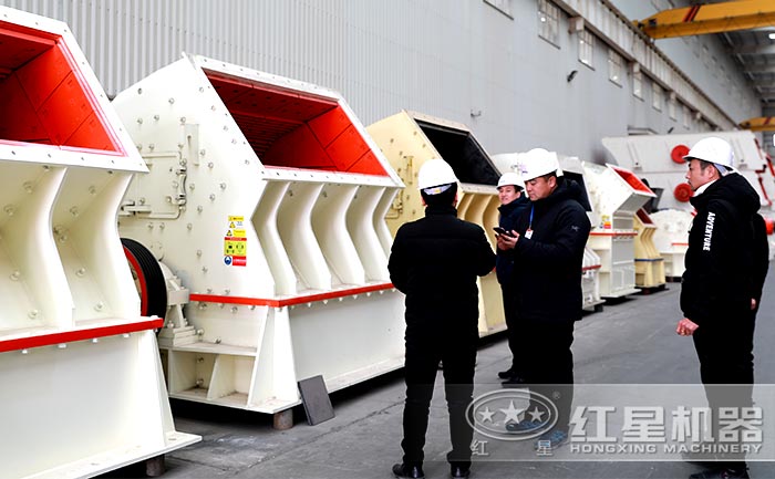 經(jīng)理為客戶講解設(shè)備，推薦適合的型號(hào)