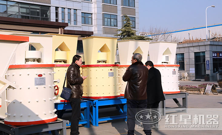 紅星復(fù)合破廠區(qū)中，客戶正參觀，經(jīng)理為客戶講解設(shè)備