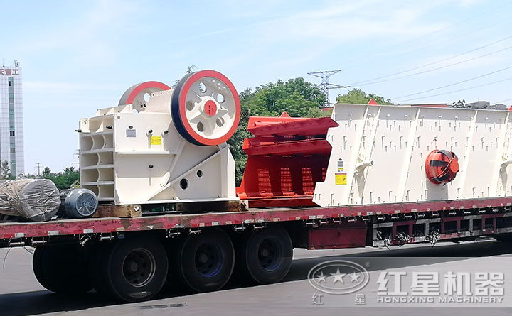 高嶺土破碎設備裝車發(fā)貨中