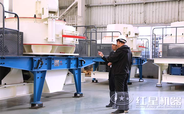 專業(yè)經(jīng)理為客戶講解石頭制砂機(jī)