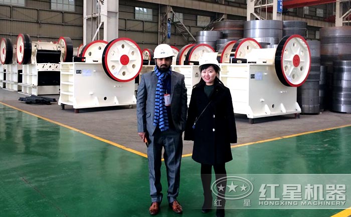 客戶來訪紅星火山巖碎石機廠區(qū)